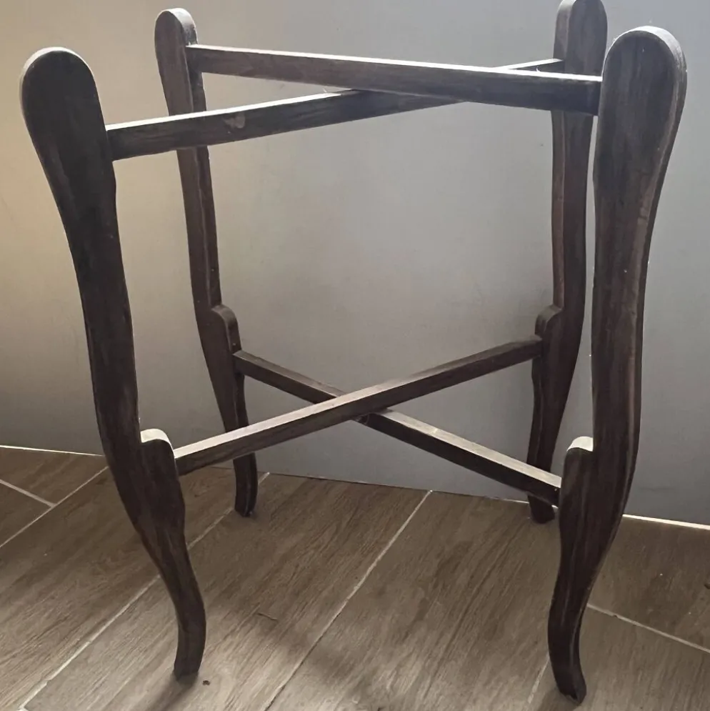 Deux anciens plateaux sur support/console