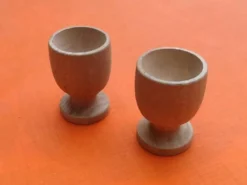 Deux coquetiers sur pied douche