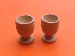 Deux coquetiers sur pied douche
