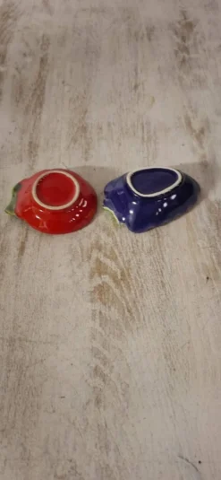 Deux coupelles en forme de fruits vintage