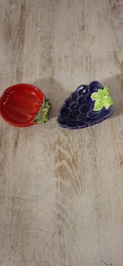 Deux coupelles en forme de fruits vintage