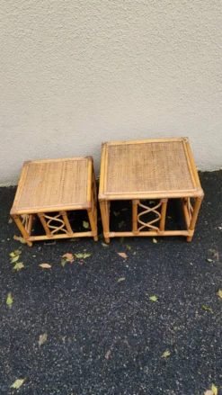Deux jolies tables d'appoints encastrables en rotin osier