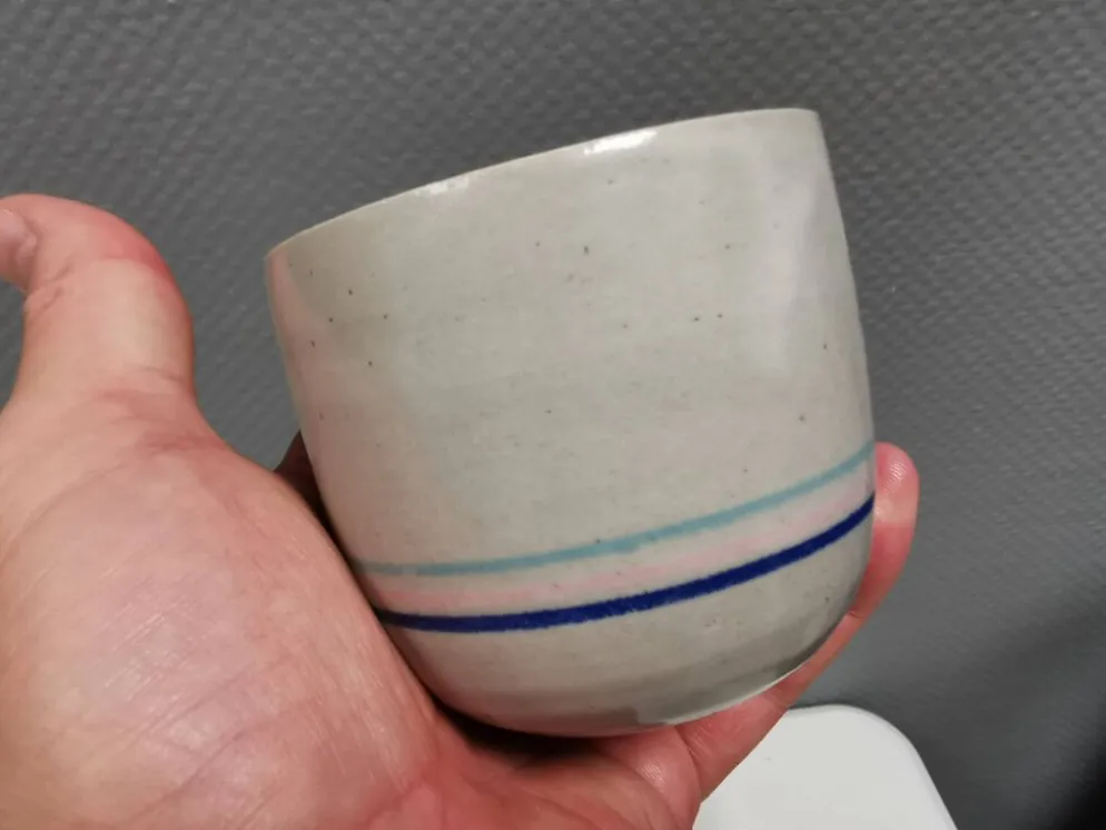 Deux mugs en céramique faits à la main par Vibeke Fischer (VF) des années 1990.