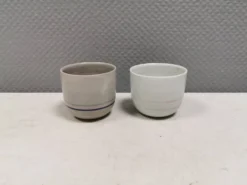 Deux mugs en céramique faits à la main par Vibeke Fischer (VF) des années 1990.