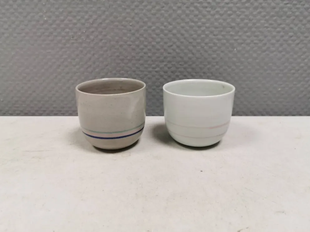 Deux mugs en céramique faits à la main par Vibeke Fischer (VF) des années 1990.