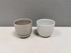 Deux mugs en céramique faits à la main par Vibeke Fischer (VF) des années 1990.