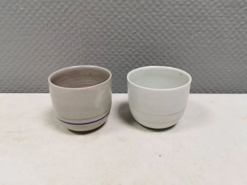 Deux mugs en céramique faits à la main par Vibeke Fischer (VF) des années 1990.