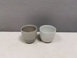 Deux mugs en céramique faits à la main par Vibeke Fischer (VF) des années 1990.