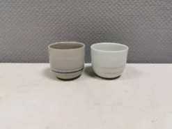 Deux mugs en céramique faits à la main par Vibeke Fischer (VF) des années 1990.