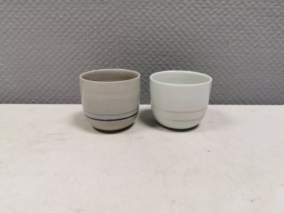 Deux mugs en céramique faits à la main par Vibeke Fischer (VF) des années 1990.