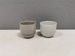 Deux mugs en céramique faits à la main par Vibeke Fischer (VF) des années 1990.