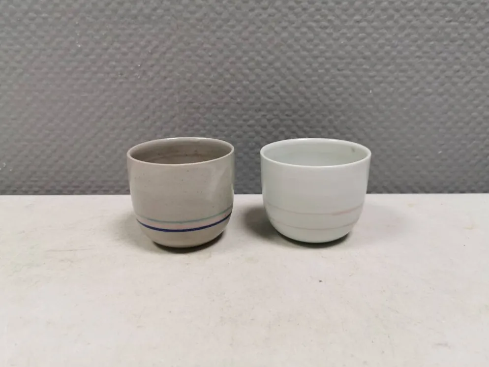 Deux mugs en céramique faits à la main par Vibeke Fischer (VF) des années 1990.