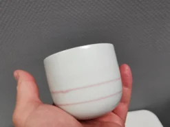 Deux mugs en céramique faits à la main par Vibeke Fischer (VF) des années 1990.
