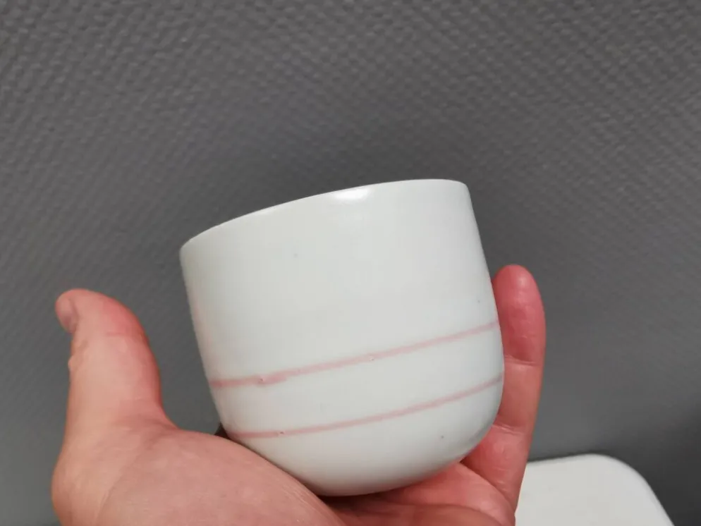 Deux mugs en céramique faits à la main par Vibeke Fischer (VF) des années 1990.