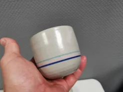 Deux mugs en céramique faits à la main par Vibeke Fischer (VF) des années 1990.