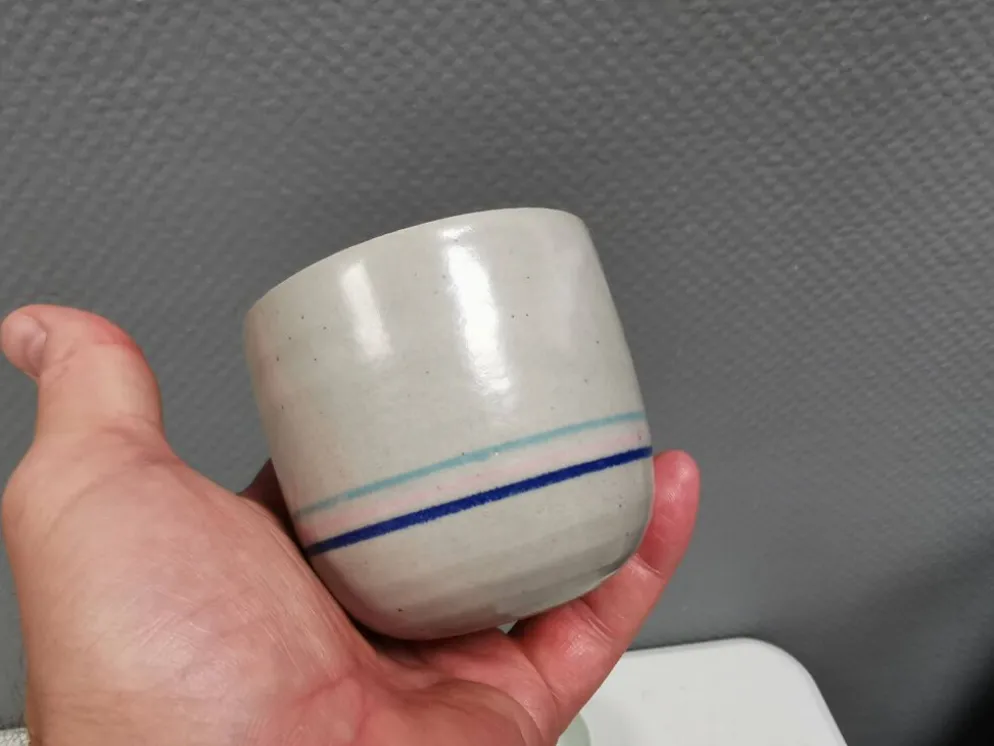 Deux mugs en céramique faits à la main par Vibeke Fischer (VF) des années 1990.
