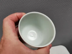 Deux mugs en céramique faits à la main par Vibeke Fischer (VF) des années 1990.