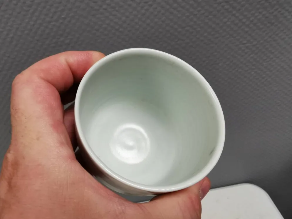 Deux mugs en céramique faits à la main par Vibeke Fischer (VF) des années 1990.