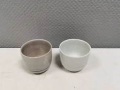Deux mugs en céramique faits à la main par Vibeke Fischer (VF) des années 1990.