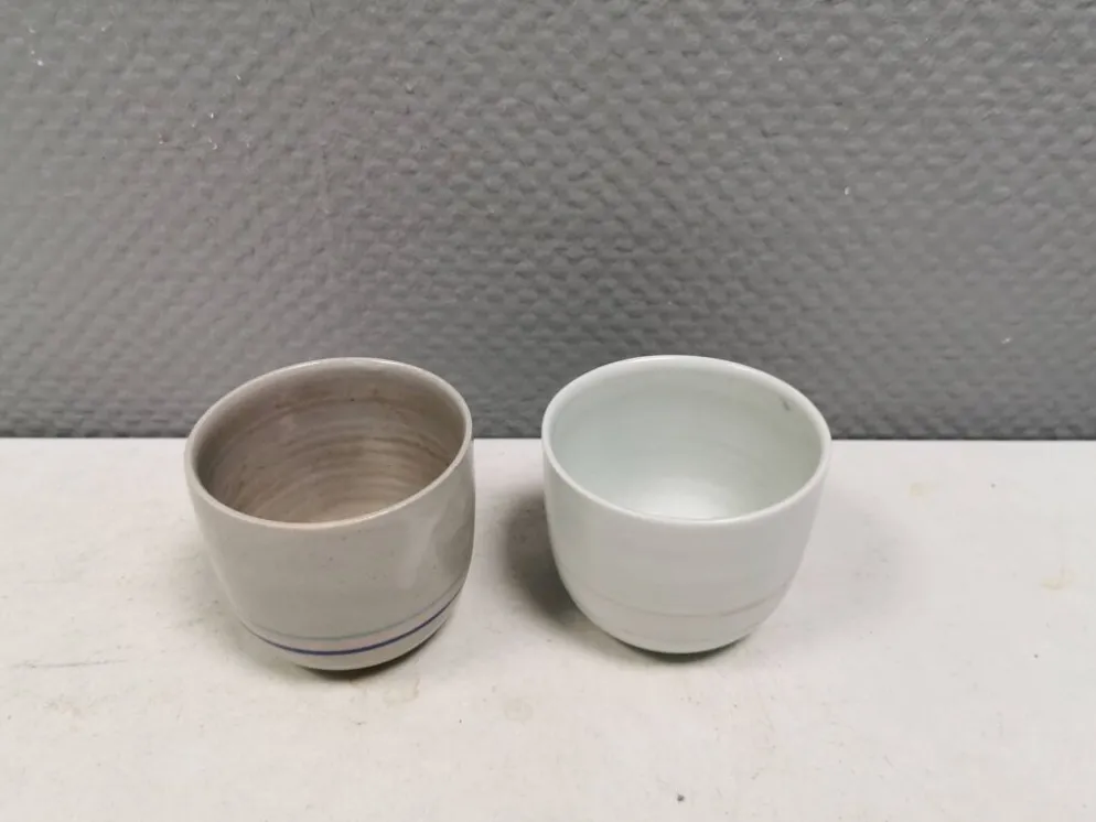 Deux mugs en céramique faits à la main par Vibeke Fischer (VF) des années 1990.