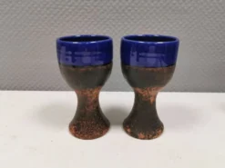 Deux mugs en céramique partiellement émaillée bleue, de Seilast Wisby Suède