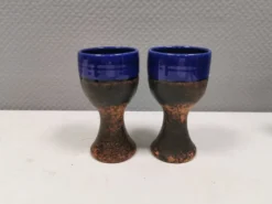 Deux mugs en céramique partiellement émaillée bleue, de Seilast Wisby Suède