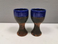 Deux mugs en céramique partiellement émaillée bleue, de Seilast Wisby Suède