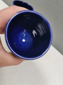 Deux mugs en céramique partiellement émaillée bleue, de Seilast Wisby Suède