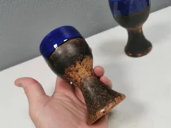 Deux mugs en céramique partiellement émaillée bleue, de Seilast Wisby Suède