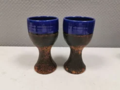 Deux mugs en céramique partiellement émaillée bleue, de Seilast Wisby Suède