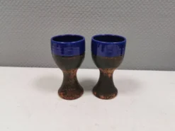 Deux mugs en céramique partiellement émaillée bleue, de Seilast Wisby Suède