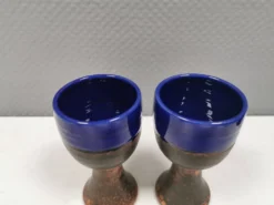 Deux mugs en céramique partiellement émaillée bleue, de Seilast Wisby Suède