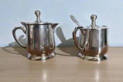 Deux petits pots service à thé métal argenté EPNS XXème