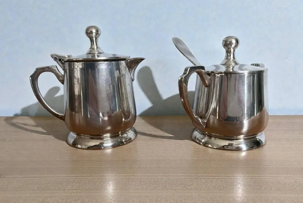 Deux petits pots service à thé métal argenté EPNS XXème