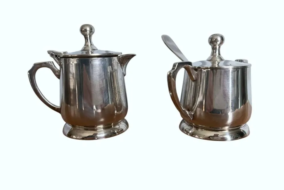 Deux petits pots service à thé métal argenté EPNS XXème