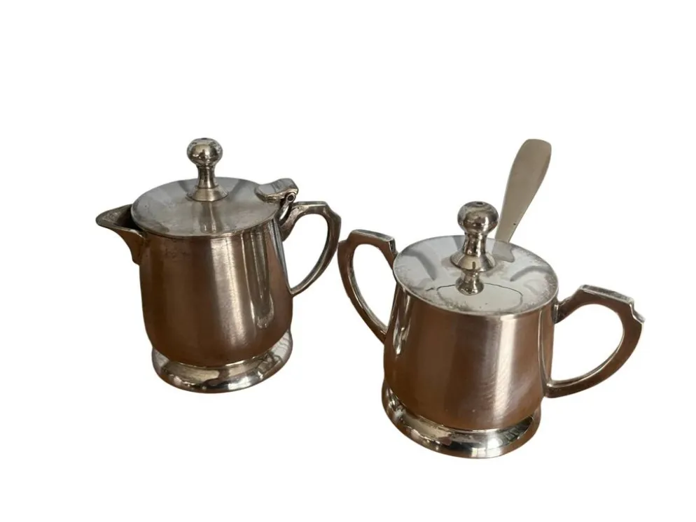Deux petits pots service à thé métal argenté EPNS XXème