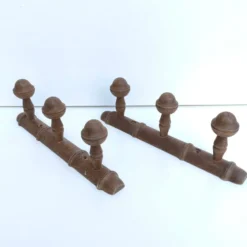 Deux portemanteaux bois