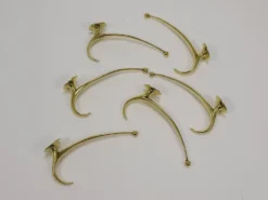 Deux porte-manteaux muraux courbés en laiton par Franz Hagenauer, Vienne, milieu du 20e siècle, années 1950.