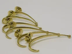 Deux porte-manteaux muraux courbés en laiton par Franz Hagenauer, Vienne, milieu du 20e siècle, années 1950.