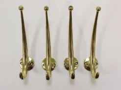 Deux porte-manteaux muraux courbés en laiton par Franz Hagenauer, Vienne, milieu du 20e siècle, années 1950.