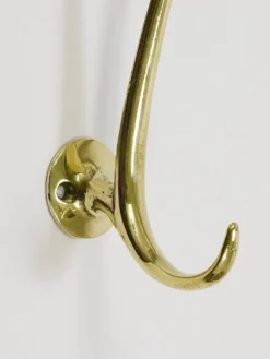 Deux porte-manteaux muraux courbés en laiton par Franz Hagenauer, Vienne, milieu du 20e siècle, années 1950.