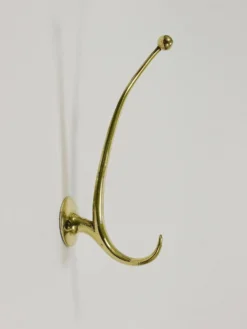 Deux porte-manteaux muraux courbés en laiton par Franz Hagenauer, Vienne, milieu du 20e siècle, années 1950.