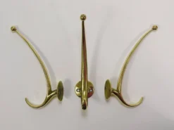 Deux porte-manteaux muraux courbés en laiton par Franz Hagenauer, Vienne, milieu du 20e siècle, années 1950.