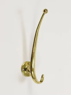 Deux porte-manteaux muraux courbés en laiton par Franz Hagenauer, Vienne, milieu du 20e siècle, années 1950.