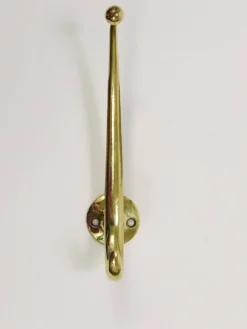 Deux porte-manteaux muraux courbés en laiton par Franz Hagenauer, Vienne, milieu du 20e siècle, années 1950.