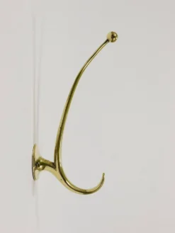 Deux porte-manteaux muraux courbés en laiton par Franz Hagenauer, Vienne, milieu du 20e siècle, années 1950.