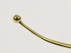 Deux porte-manteaux muraux courbés en laiton par Franz Hagenauer, Vienne, milieu du 20e siècle, années 1950.