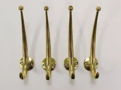 Deux porte-manteaux muraux courbés en laiton par Franz Hagenauer, Vienne, milieu du 20e siècle, années 1950.