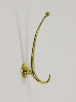 Deux porte-manteaux muraux courbés en laiton par Franz Hagenauer, Vienne, milieu du 20e siècle, années 1950.