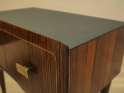 Deux tables de chevet, placage en acajou, Italie, années 1970